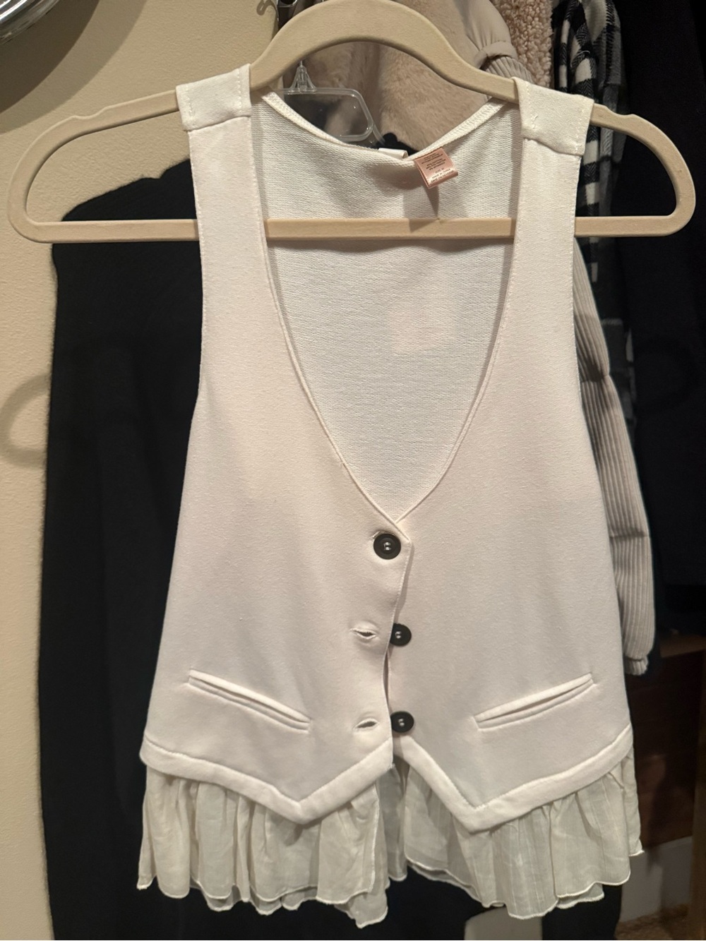 Eyeshadow Cream Button-Front Peplum Tank with Ruffle Hem